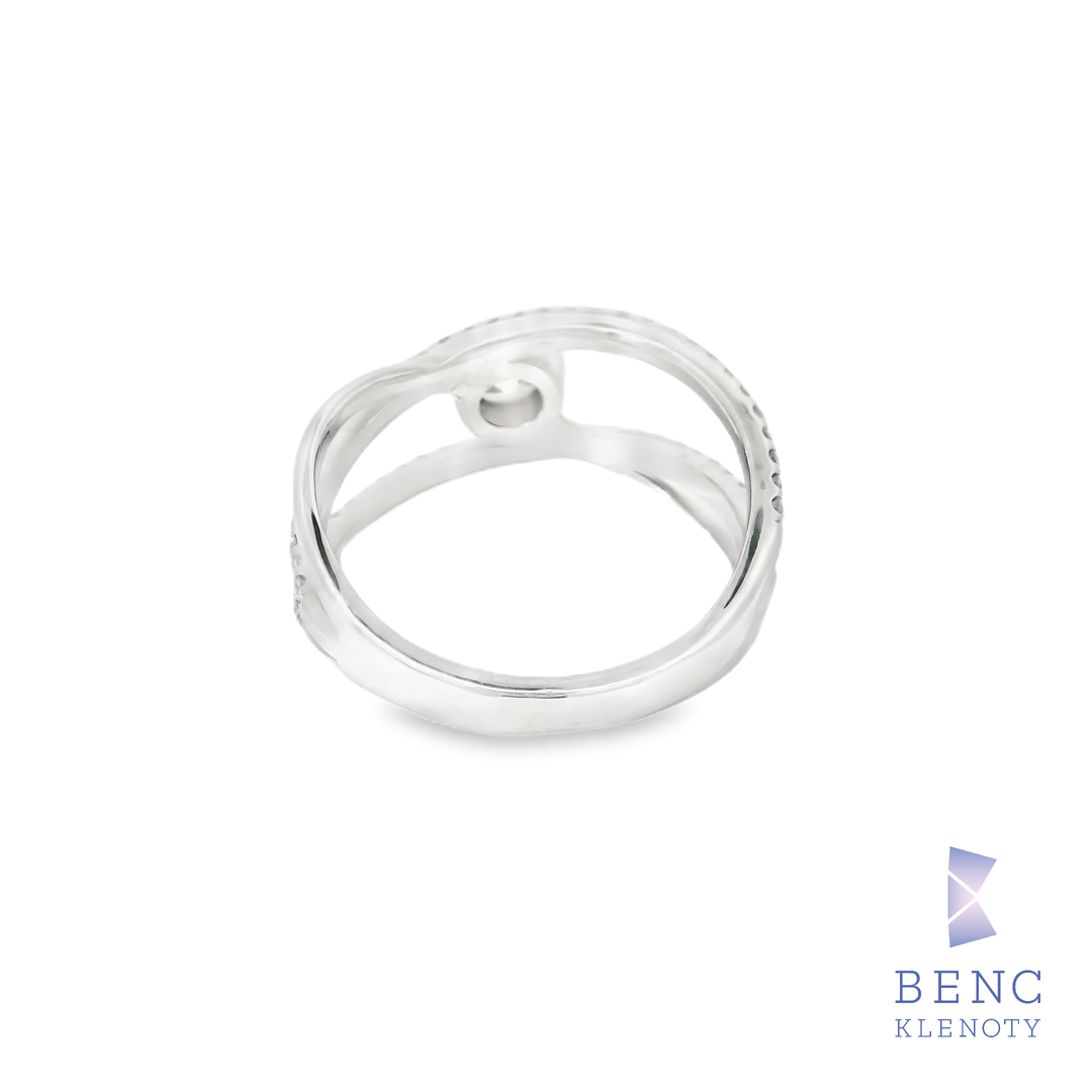 Zlatý prsten s diamantem a krouceným designem