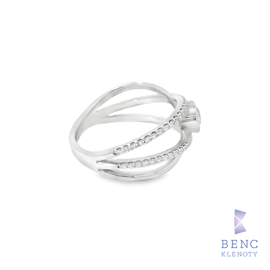 Zlatý prsten s diamantem a krouceným designem