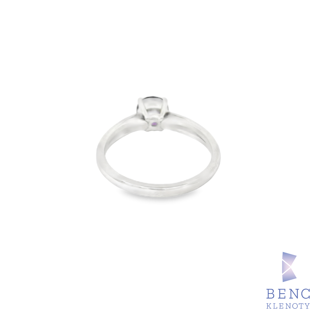 Zlatý prsten s fialovým ametystem