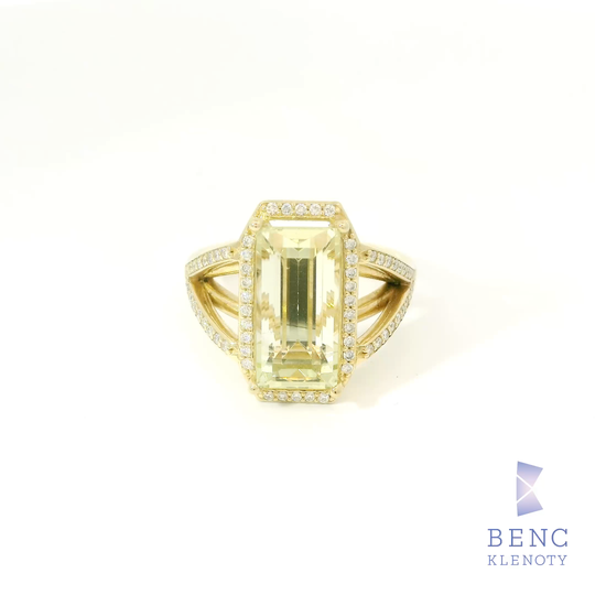 Zlatý prsten s heliodorem – elegantní dámský šperk ve zlatých tónech

