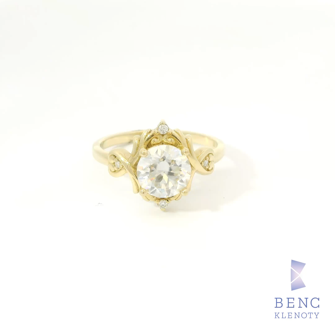 Zlaty prsten s moissanitem