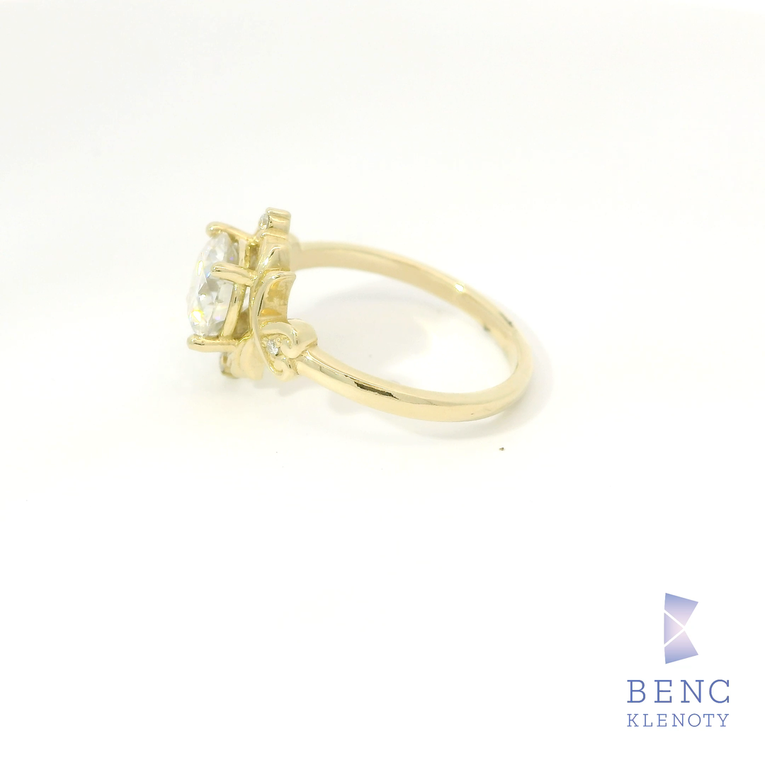 Zlaty prsten s moissanitem