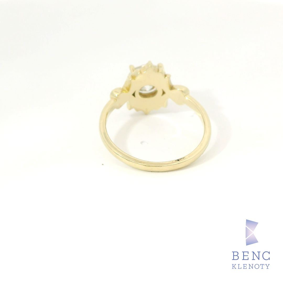 Zlaty prsten s moissanitem