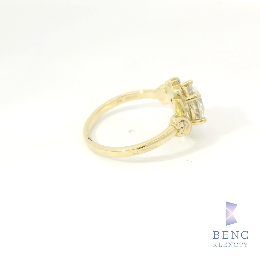 Zlaty prsten s moissanitem