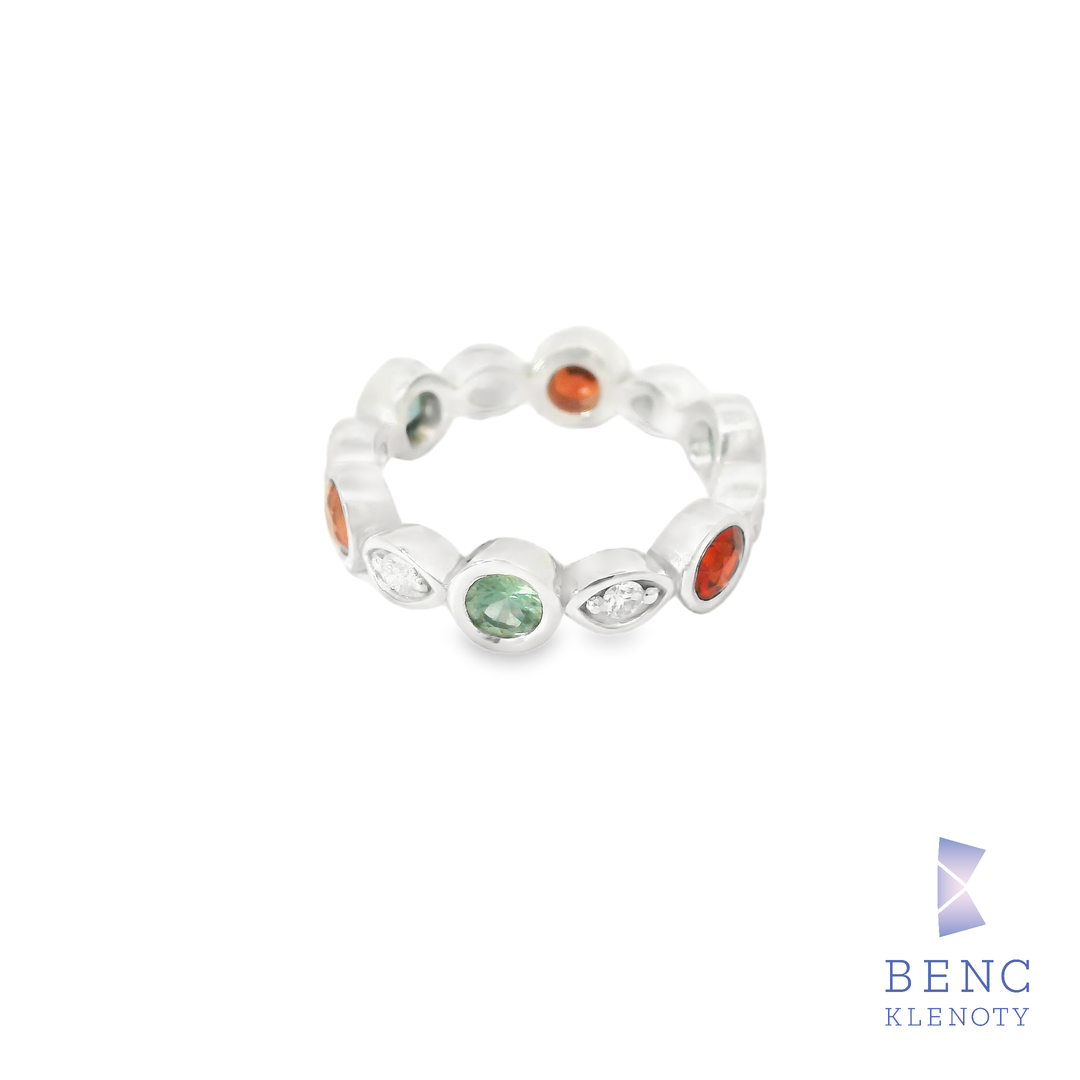 Zlatý prsten s vícebarevnými safíry a diamanty na stříbrném pásku, elegantní šperk pro každodenní i slavnostní nošení