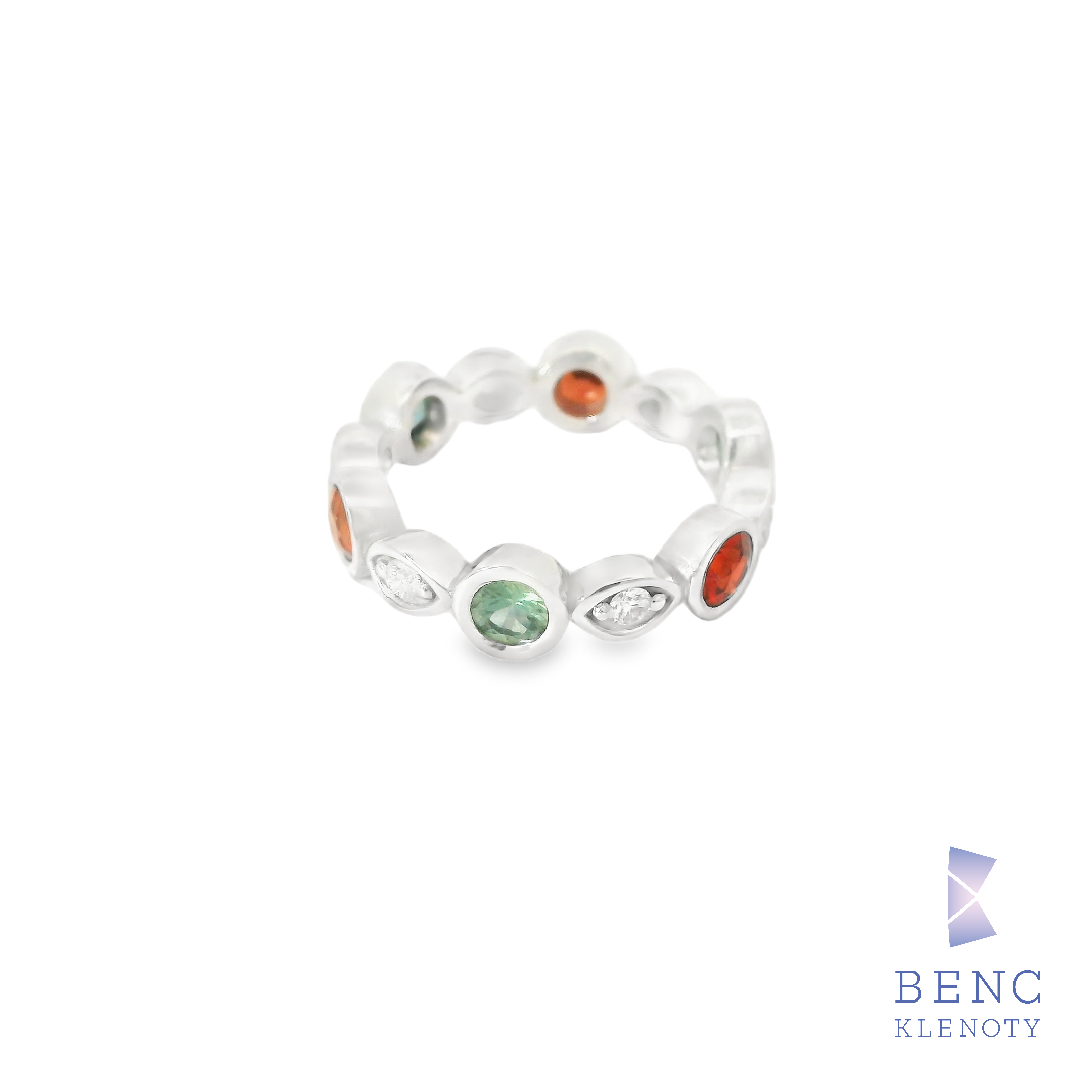 Zlatý prsten s vícebarevnými safíry a diamanty na stříbrném pásku, elegantní šperk pro každodenní i slavnostní nošení