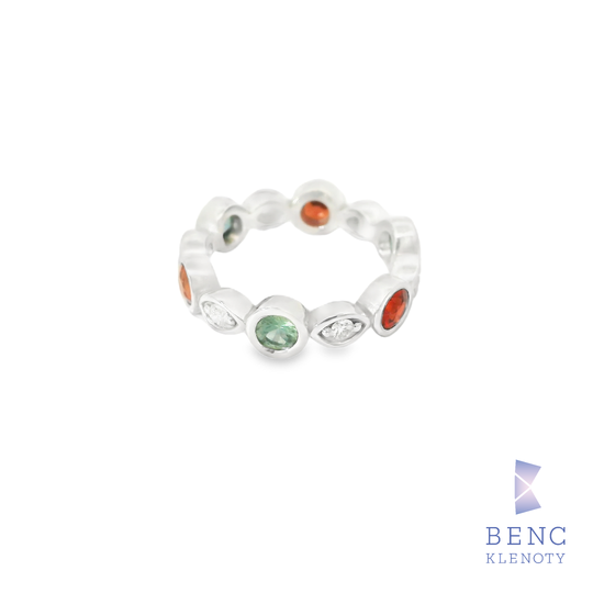 Zlatý prsten s vícebarevnými safíry a diamanty na stříbrném pásku, elegantní šperk pro každodenní i slavnostní nošení