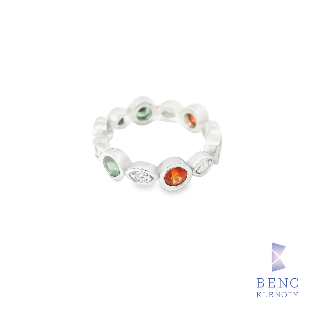 Zlatý prsten s vícebarevnými safíry a diamanty na stříbrném pásku, elegantní šperk pro každodenní i slavnostní nošení