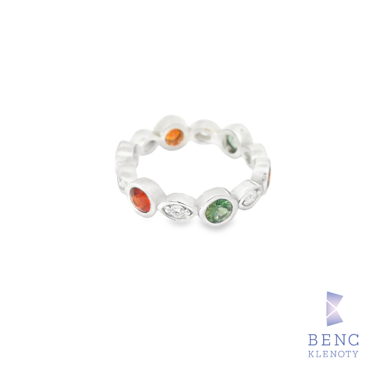 Zlatý prsten s vícebarevnými safíry a diamanty na stříbrném pásku, elegantní šperk pro každodenní i slavnostní nošení