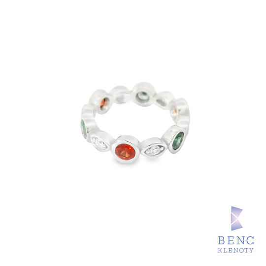 Zlatý prsten s vícebarevnými safíry a diamanty na stříbrném pásku, elegantní šperk pro každodenní i slavnostní nošení