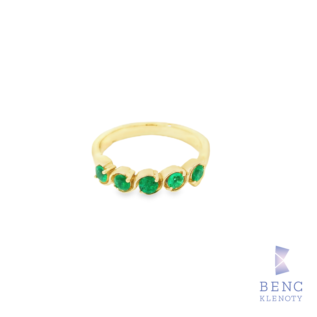 Zlaty prsten se smaragdy – elegantni a stylovy sperk s vyraznou zelenou barvou