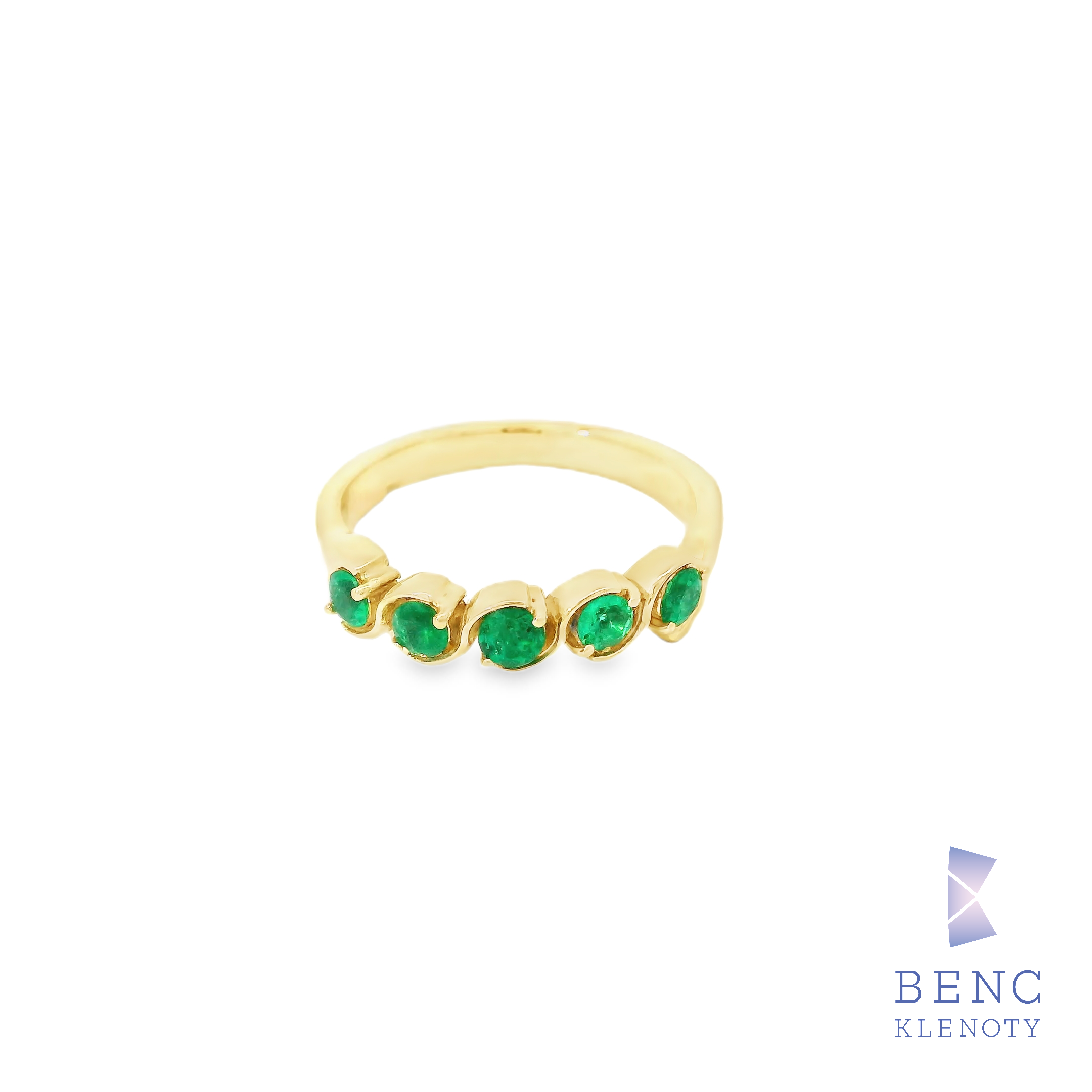 Zlaty prsten se smaragdy – elegantni a stylovy sperk s vyraznou zelenou barvou