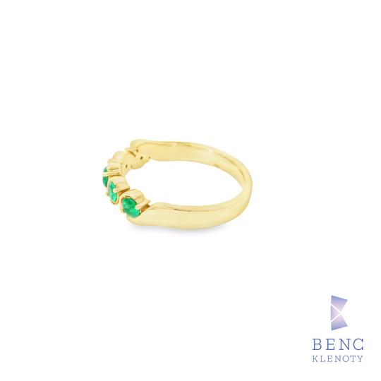 Zlaty prsten se smaragdy – elegantni a stylovy sperk s vyraznou zelenou barvou