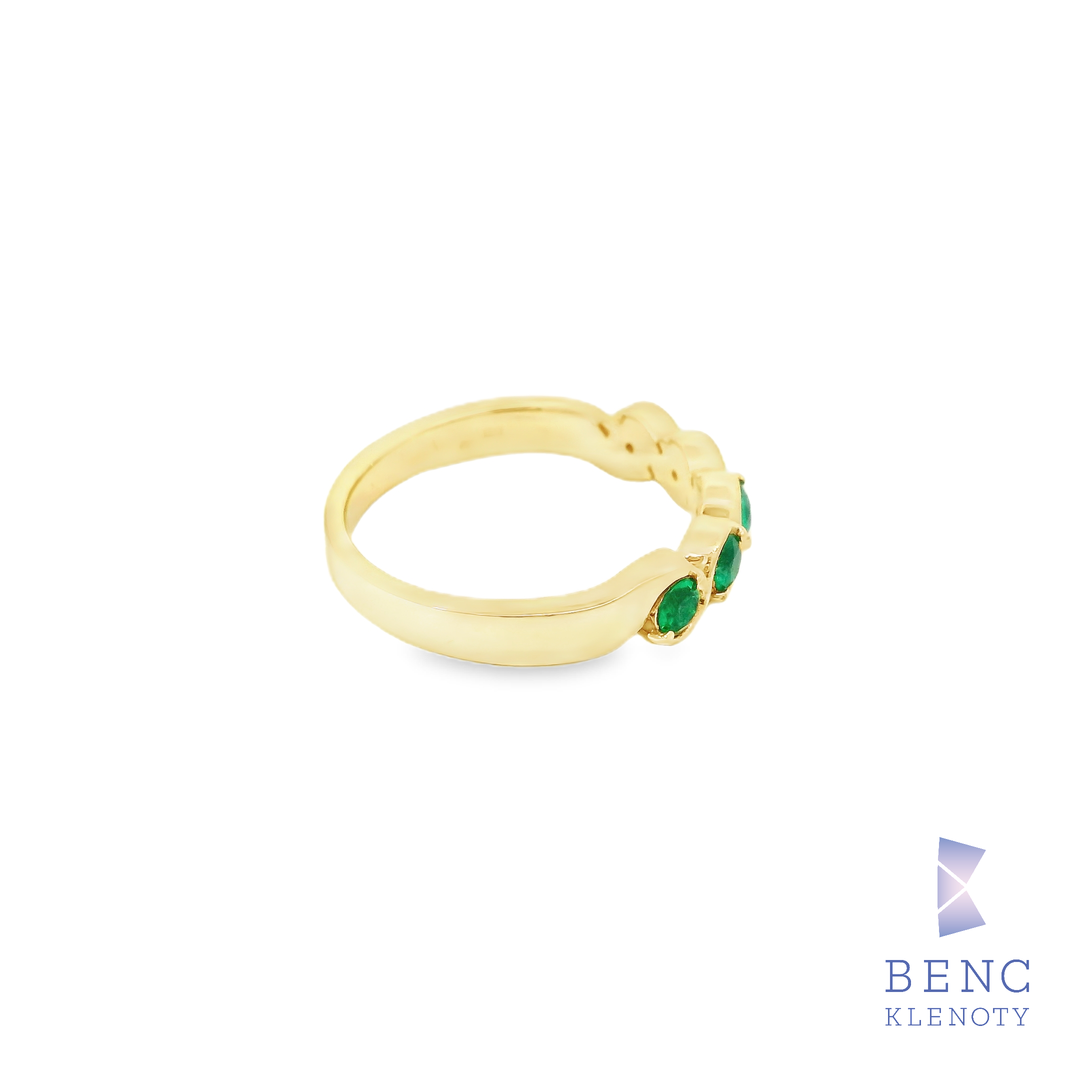 Zlaty prsten se smaragdy – elegantni a stylovy sperk s vyraznou zelenou barvou