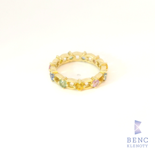 Zlatý prsten věčnosti s barevnými safír