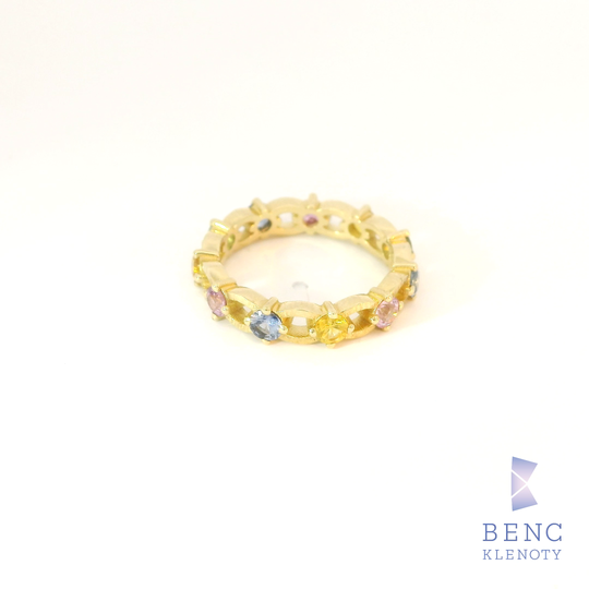 Zlatý prsten věčnosti s barevnými safír