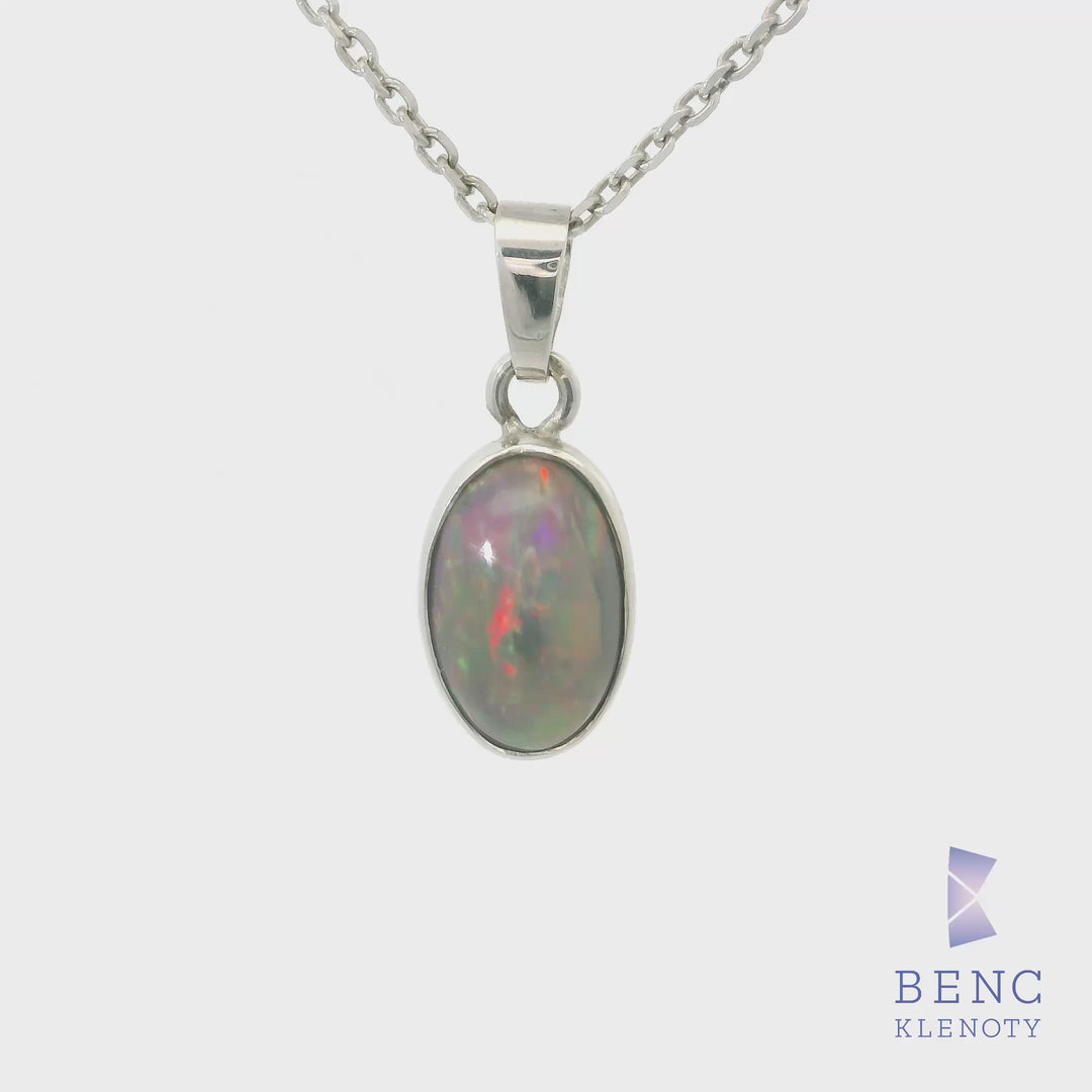 Privesek z bileho zlata s etiopskym kourovym opalem – sperk plny barev a elegance.

