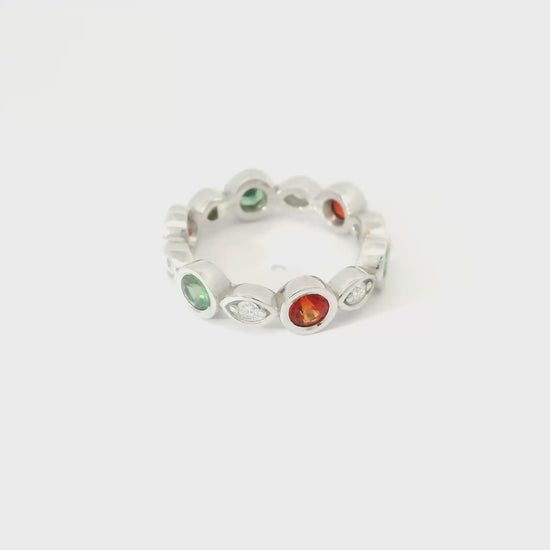 Zlatý prsten s vícebarevnými safíry a diamanty na stříbrném pásku, elegantní šperk pro každodenní i slavnostní nošení