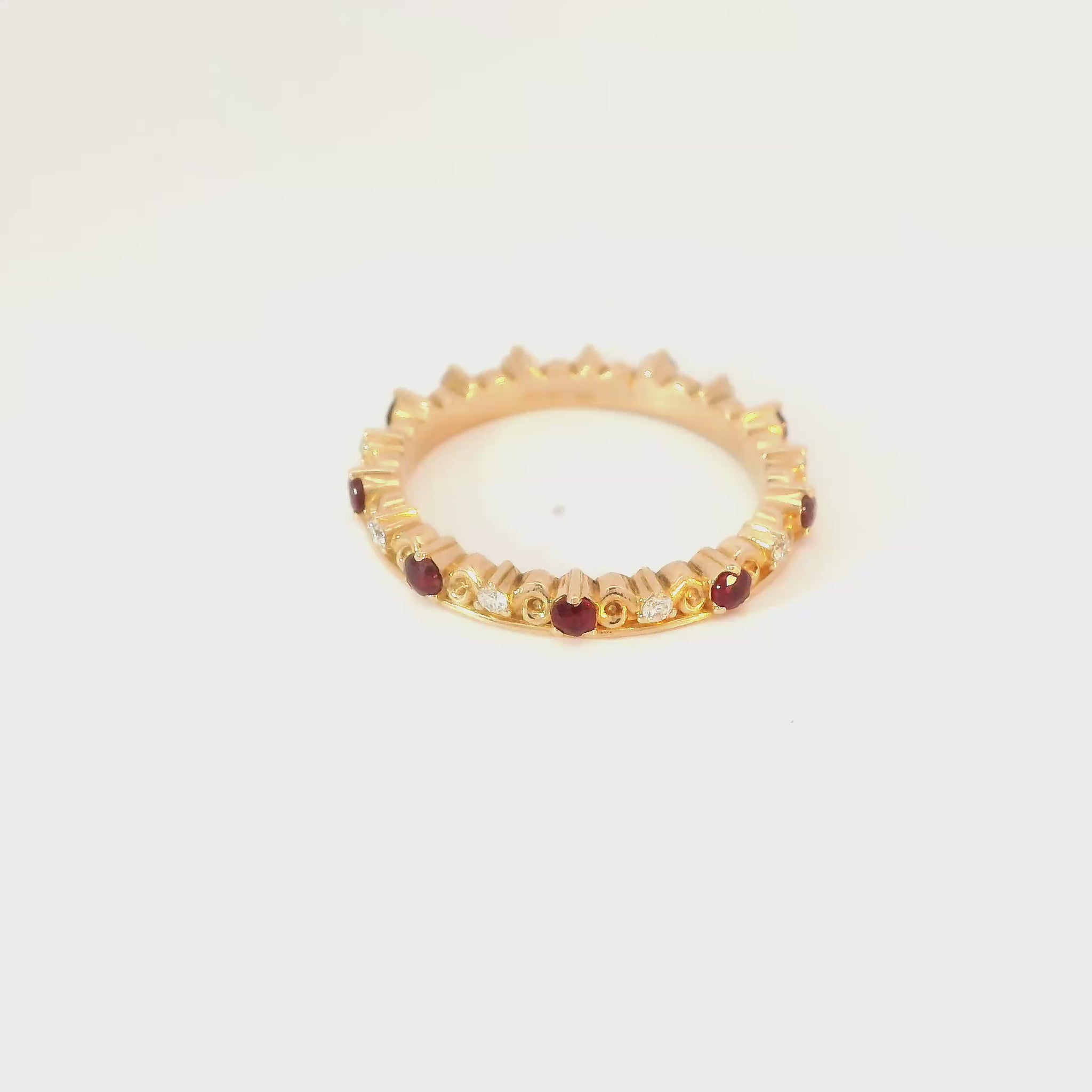 Elegantní zlatý prsten s rubíny a diamanty

