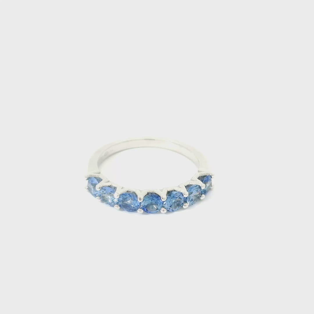 Prsten z bileho zlata s modrymi safiry – elegantni damsky sperk

