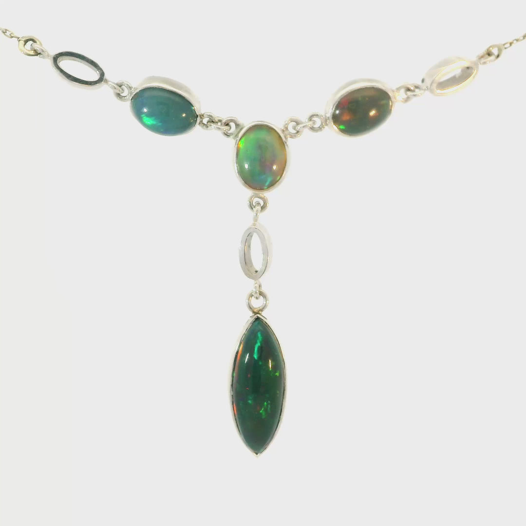 Nahrdelnik z bileho zlata s etiopskymi opaly 