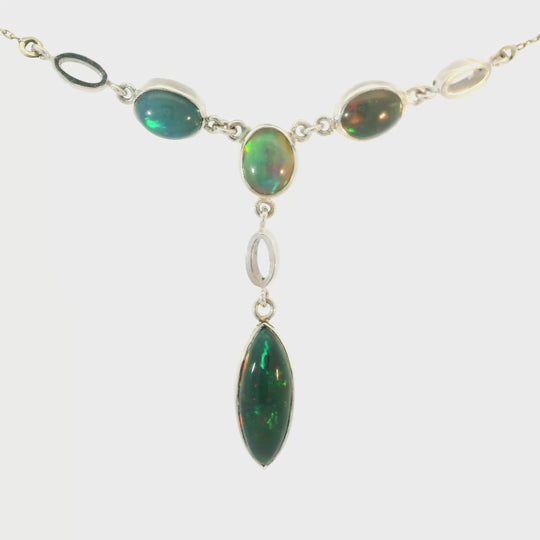 Nahrdelnik z bileho zlata s etiopskymi opaly 