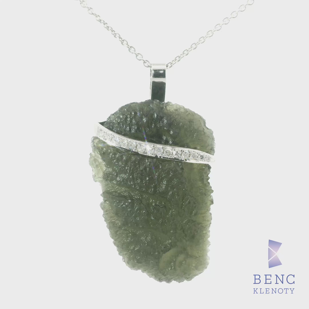 Elegantni privesek s vltavinem, zlatem a diamanty