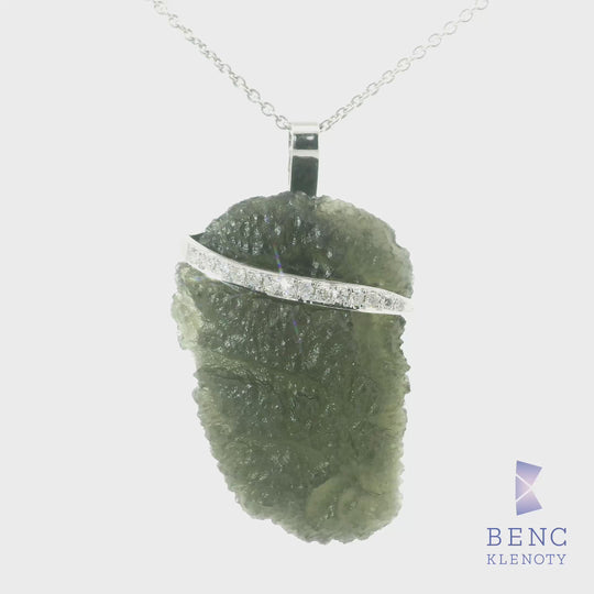 Elegantni privesek s vltavinem, zlatem a diamanty