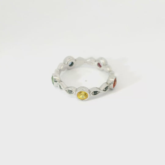 Luxusní eternity prsten s řadou zářivých safírů