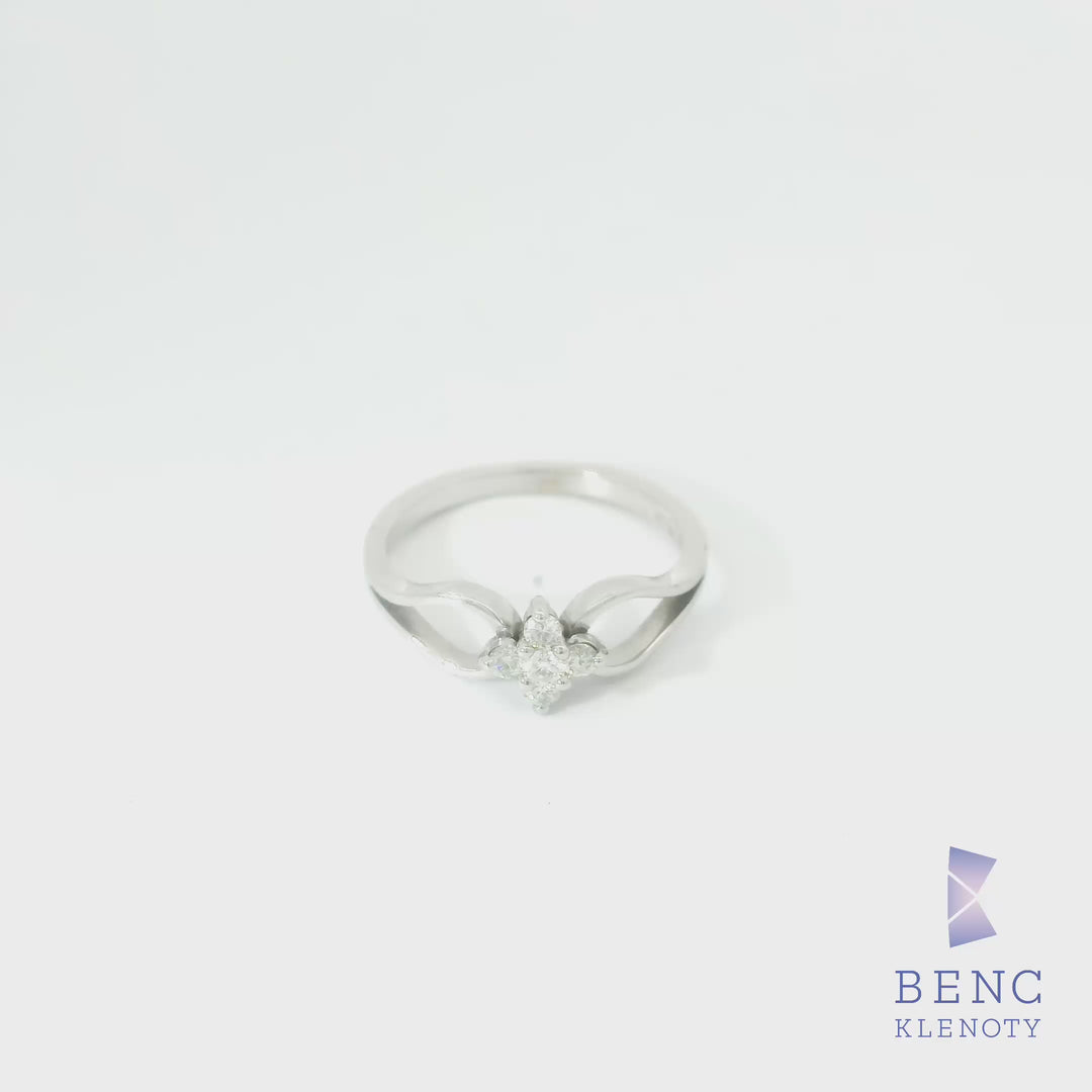Prsten z bileho zlata s drobnymi diamanty – jemna kazdodenni elegance

