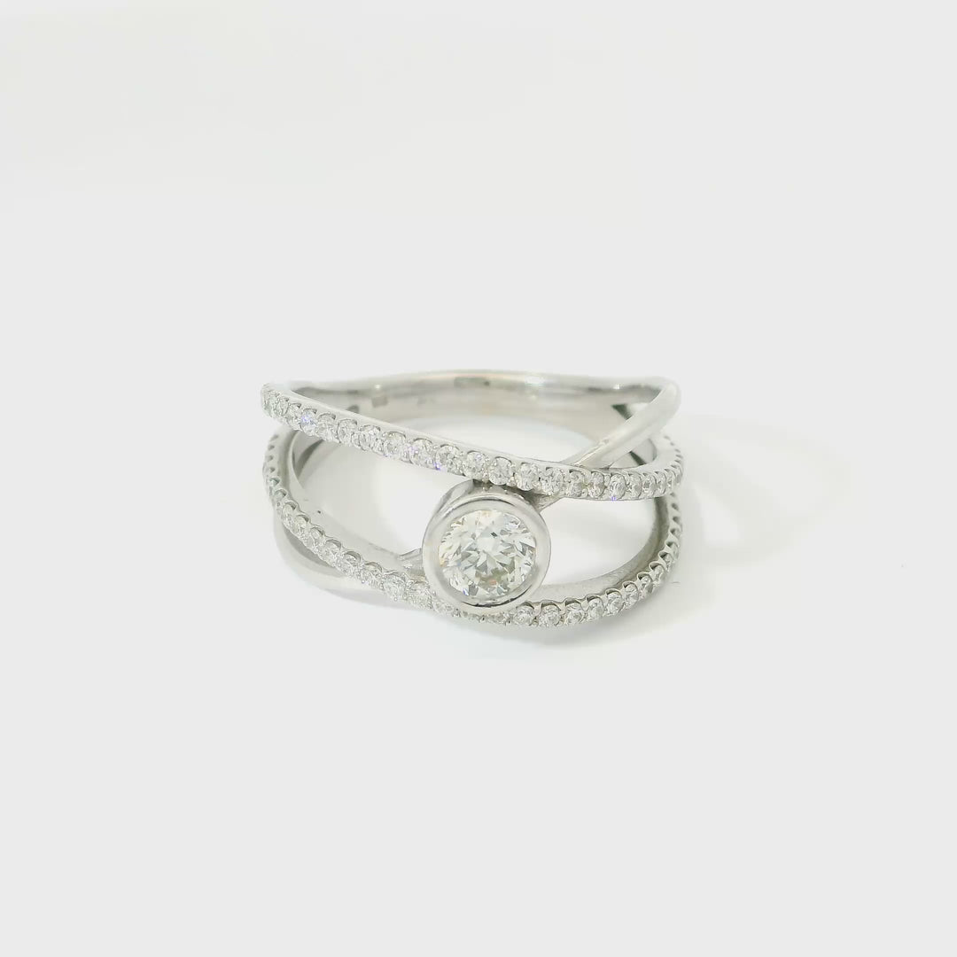 Zlatý prsten s diamantem a krouceným designem