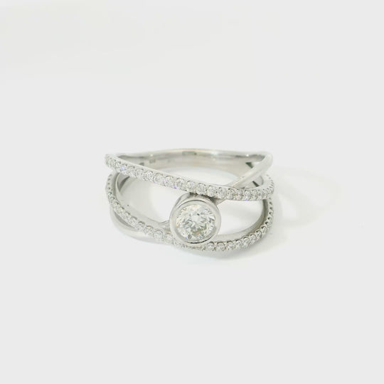 Zlatý prsten s diamantem a krouceným designem