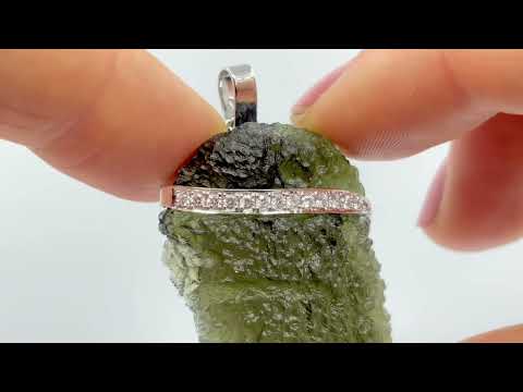 Privesek s vltavinem, zlatem a diamanty – elegantni prirodni sperk