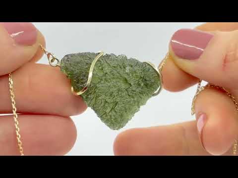 Privesek ze zluteho zlata se zelenym vltavinem – cesky sperk

