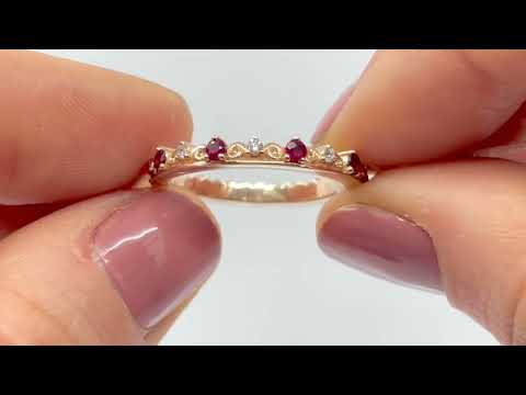 Elegantní zlatý prsten s rubíny a diamanty