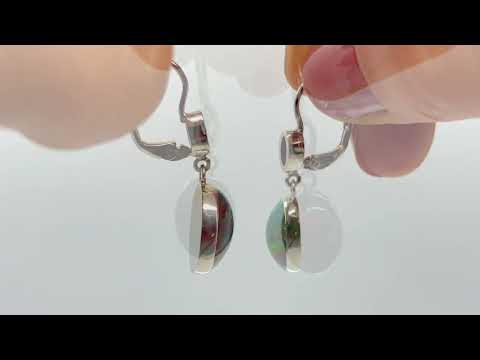 Nausnice z bileho zlata s etiopskym kourovym opalem – elegantni sperk

