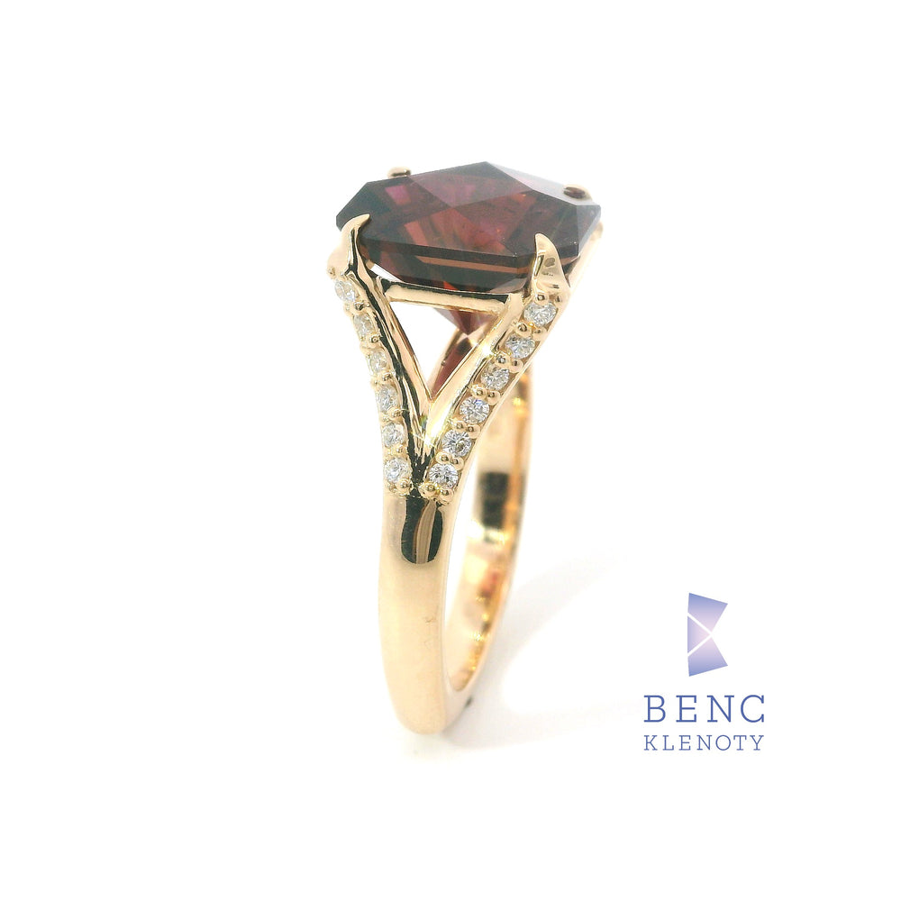 Zlatý Prsten s Tmavě Růžovým Turmalínem (Spellbound Rectangle) a Diamanty 14K | Benc Klenoty