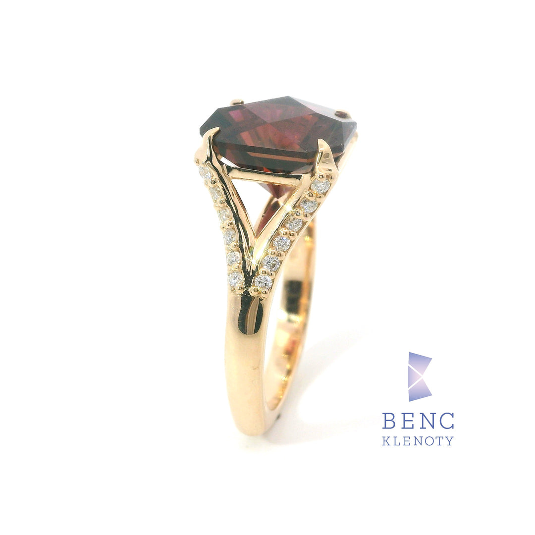 Zlatý Prsten s Tmavě Růžovým Turmalínem (Spellbound Rectangle) a Diamanty 14K | Benc Klenoty
