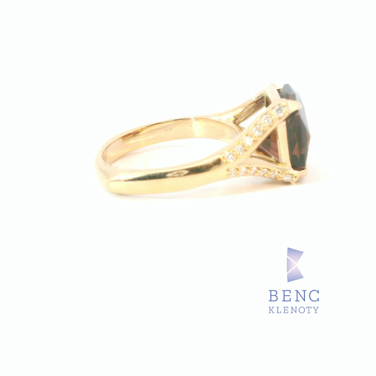 Zlatý Prsten s Tmavě Růžovým Turmalínem (Spellbound Rectangle) a Diamanty 14K | Benc Klenoty